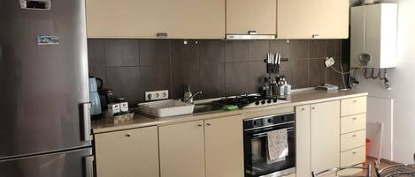 Køleskab, ovn, opvaskemaskine, elkedel