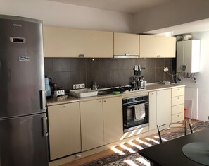 Refrigerador, horno, lavavajillas y tetera eléctrica 