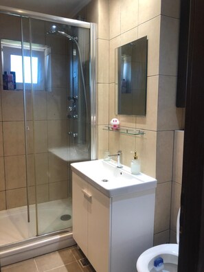 Een douche, een haardroger, handdoeken, zeep