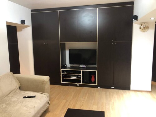 Central Hill 2-bedroom apartment in awesome Reșița with WiFi, AC