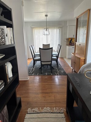 Dining - Artsy Cozy & Central! Near Berkeley, Royal Oak, DTWN Detroit, Zoo & Dream cruise (Southfield)