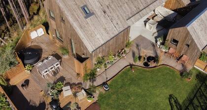 NY arkitekttegnet hytte. Båt inkludert! Nært preikestolen, fjord og fjell.