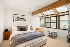 3 bedrooms, desk, iron/ironing board, WiFi