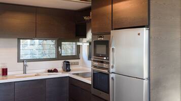 Frigorífico, microondas, horno y lavavajillas