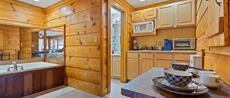 Réfrigérateur, micro-ondes, grille-pain