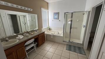House, Multiple Beds, Pool Access, Pool View (Cullen Villa) | Bathroom | Towels