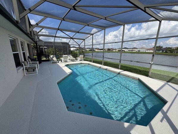 Outdoor pool, sun loungers - Luxury Vacation Home in Kissimmee, Perfect for Families and Golfers (Kissimmee)