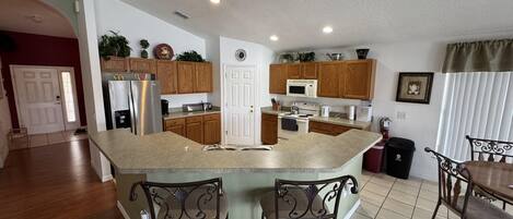 ハウス ベッド (複数台) プールアクセス プールビュー (Cullen Villa) | 専用キッチン | 冷蔵庫、電子レンジ、オーブン、コンロ