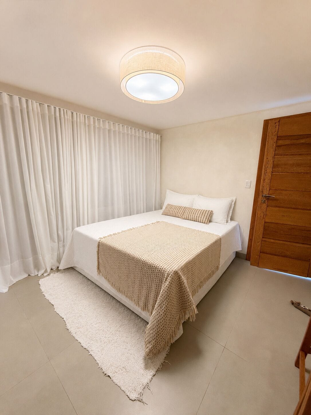 Ropa de cama de alta calidad, sistema de insonorización y wifi gratis 