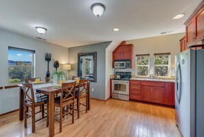 Fridge, microwave, oven, stovetop - Charming 1-bedroom house with WiFi, AC , laundry in lovely Snohomish (Snohomish)