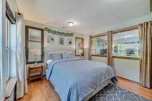 1 bedroom, in-room safe, iron/ironing board, free WiFi