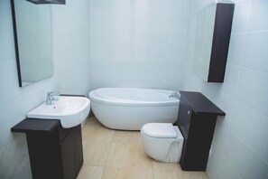 Phòng Deluxe, ban công, quang cảnh thành phố | Phòng tắm | Máy sấy tóc, khăn tắm, xà phòng, dầu gội