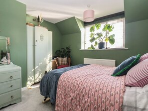 2 Schlafzimmer, individuell dekoriert, individuell eingerichtet