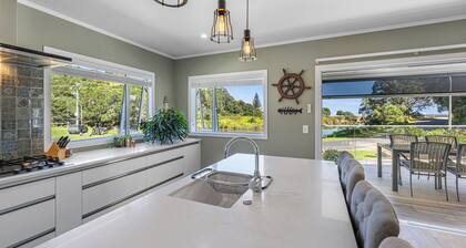 The Lighthouse - Te Mata Holiday Home
