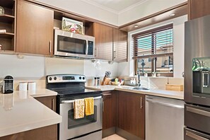 Kylskåp, mikrovågsugn, ugn och spishäll