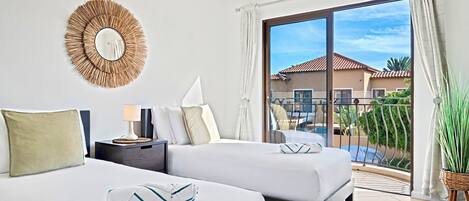 2 habitaciones, escritorio y tabla de planchar con plancha