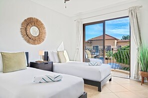 2 habitaciones, escritorio y tabla de planchar con plancha 