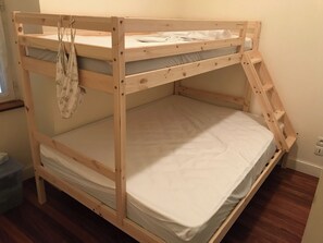 1 chambre, fer et planche Ă repasser, lit parapluie