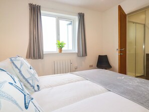 3 عدّة غرف نوم وبديكورات فريدة لكل غرفة وطراز فريد لكل وحدة