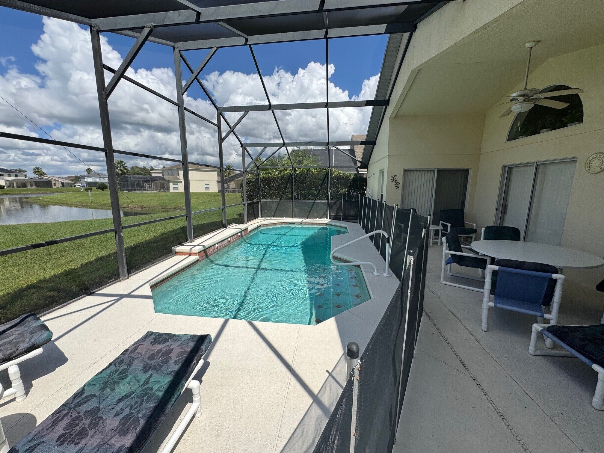 室外游泳池，提供日光浴躺椅