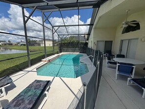 Piscine extérieure, chaises longues