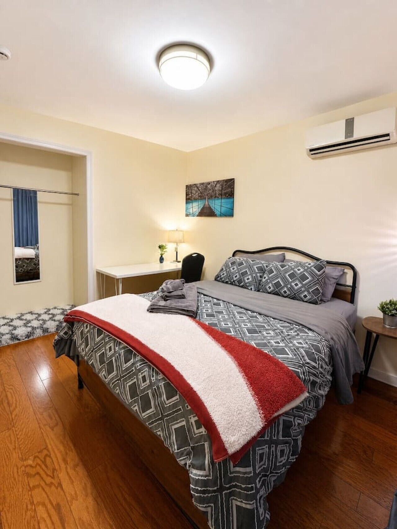Desk, WiFi (free), bed sheets