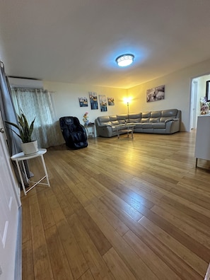 Smart TV - LA Cozy 
Spacious 2BR on 1st Floor  Private Entrance  Ideal for Extended Stays (San Gabriel)