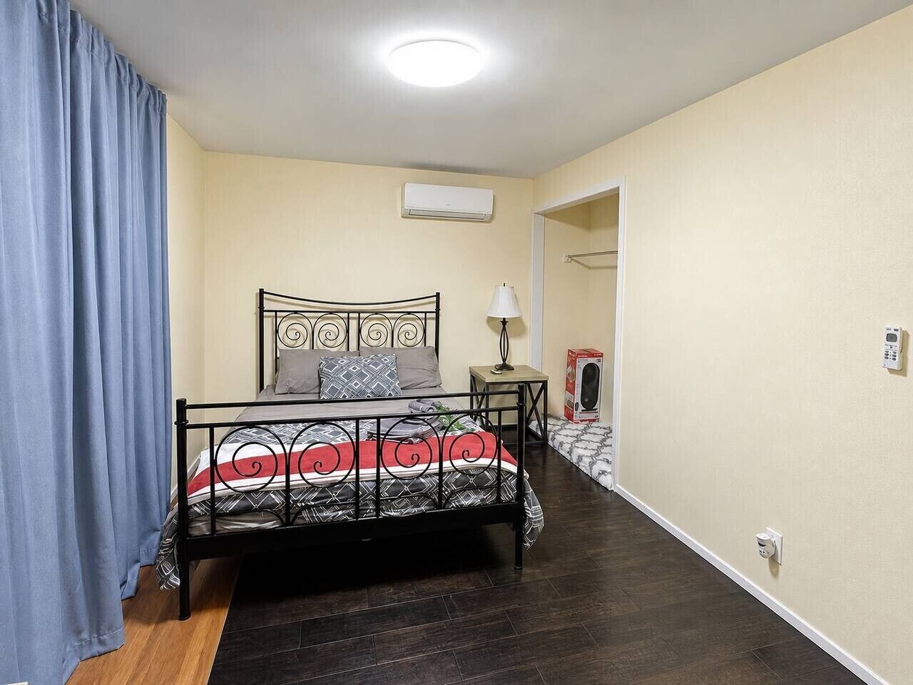 Desk, WiFi (free), bed sheets