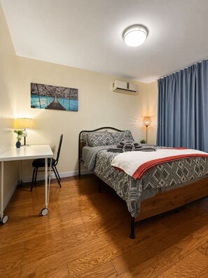 Escritorio, wifi gratis y ropa de cama