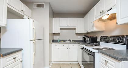 Private condo close to Atlanta, Stone Mountn, Emory with WiFi, AC in cool Tucker