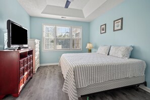 Condo, Plusieurs lits, baignoire à remous, vue sur la piscine (OCEAN KEYS 3331) | 3 chambres, décor unique, ameublement unique, literie fournie