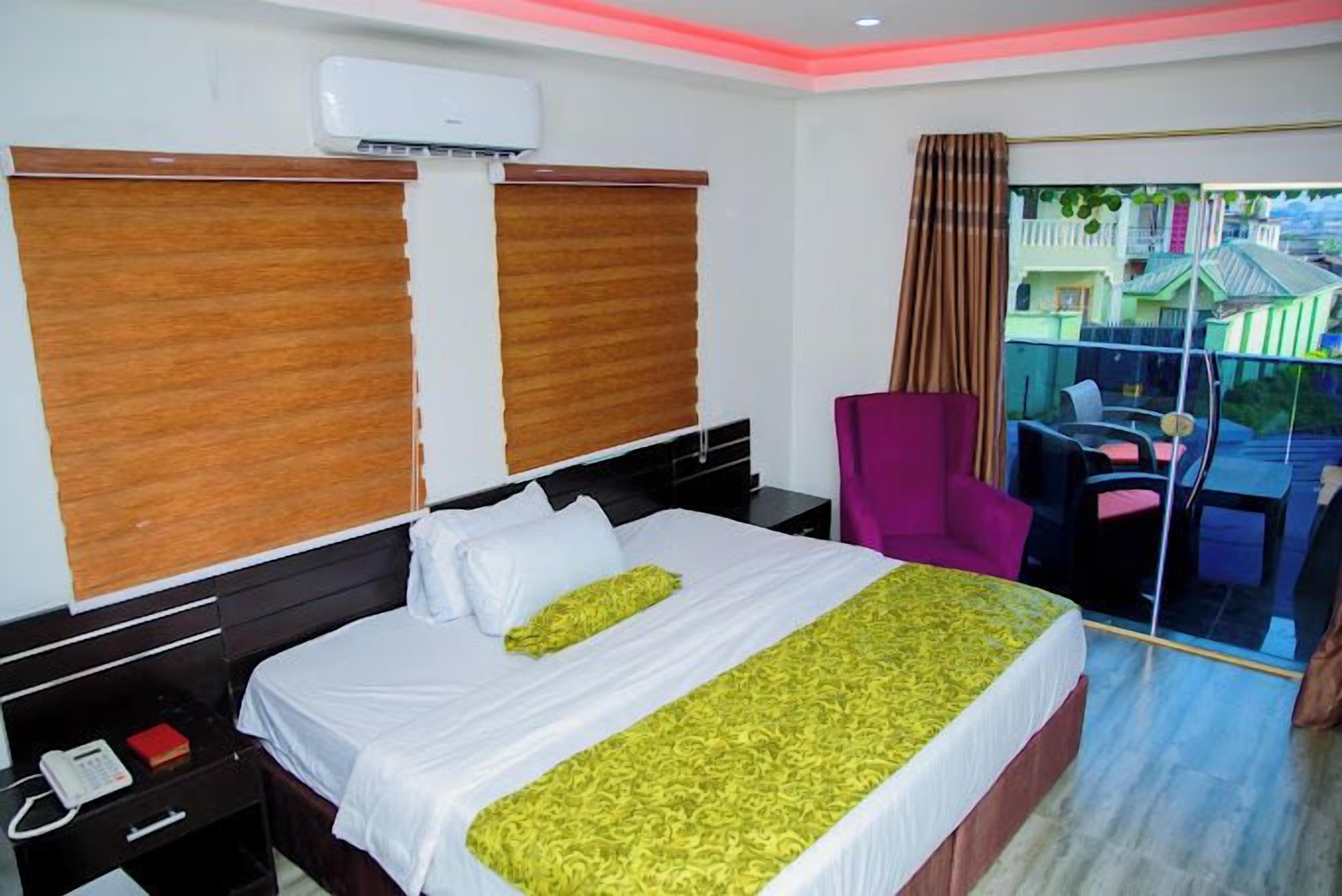 Deluxe kamer, balkon, uitzicht op de stad | Een bureau, een laptopwerkplek, verduisterende gordijnen