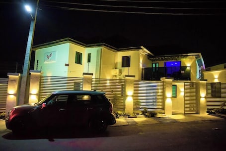 Fachada de la propiedad por la tarde o noche