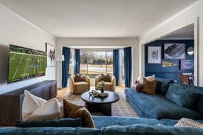 Smart-TV, Kamin, Videospiele, Tischtennisplatte