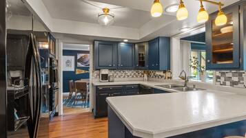 Een koelkast, een magnetron, een oven, een kookplaat