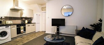 4 Bed House Sleeps 7-free Parking- Contractors