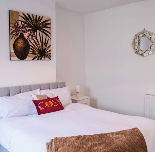 4 Bed House Sleeps 7-free Parking- Contractors