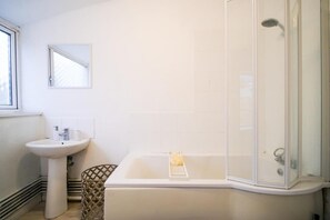 House | Bathroom | Combined shower/bathtub, deep-soaking bathtub, towels - 4 Bed House Sleeps 7-free Parking- Contractors (Bristol)