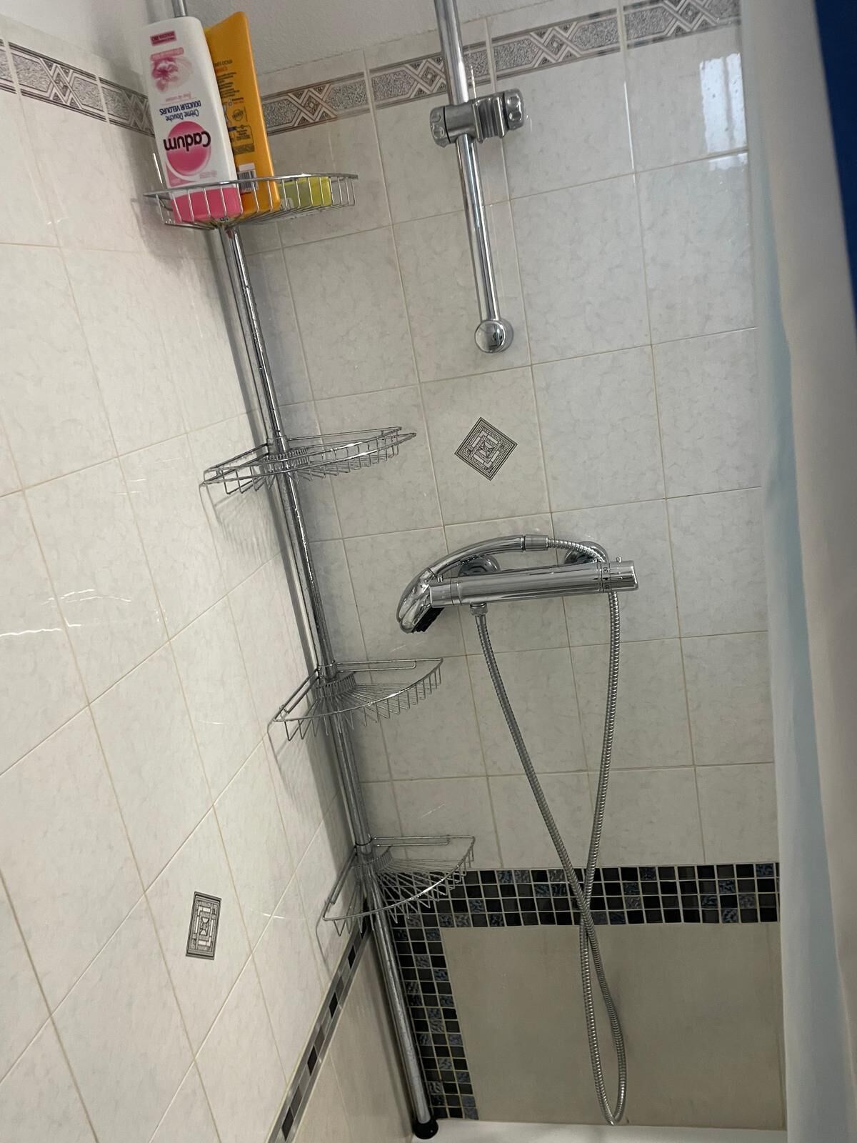 Un bagno con doccia, un water e un lavandino.