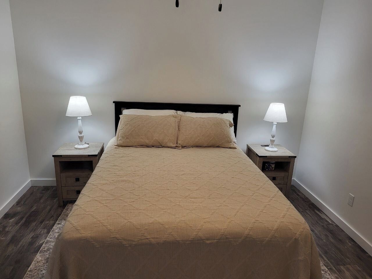 3 habitaciones, escritorio, tabla de planchar con plancha y wifi gratis 