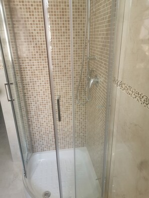 Dusche, Haartrockner, Bidet, Toilettenpapier