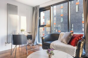 TV - 2 Bedroom Apartment | 2 Beds | Millharbour (London)