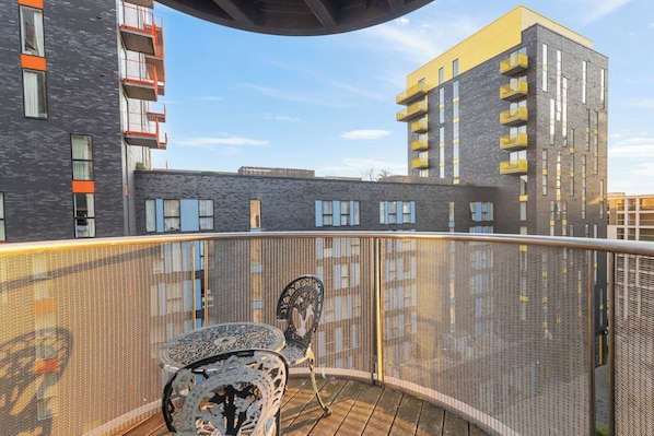 Property grounds - 2 Bedroom Apartment | 2 Beds | Millharbour (London)