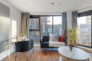 TV - 2 Bedroom Apartment | 2 Beds | Millharbour (London)