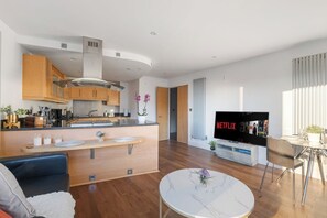 TV - 2 Bedroom Apartment | 2 Beds | Millharbour (London)