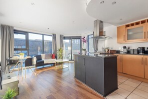 Eine moderne Wohnung mit Küche, Essbereich und Wohnzimmer.