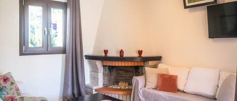 Una televisión, una chimenea