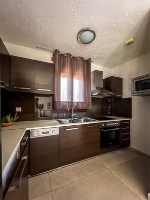 Een koelkast, een oven, een kookplaat, een vaatwasser