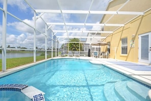 Piscine extérieure, parasols de plage, chaises longues