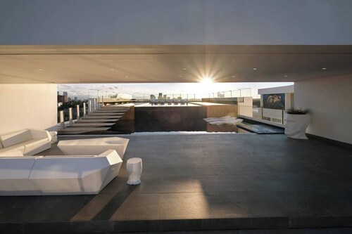 Loft sobrio, rooftop panorámico y piscina infinita
